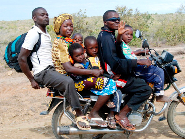 patricia campos caminar como medio transporte uganda moto familia