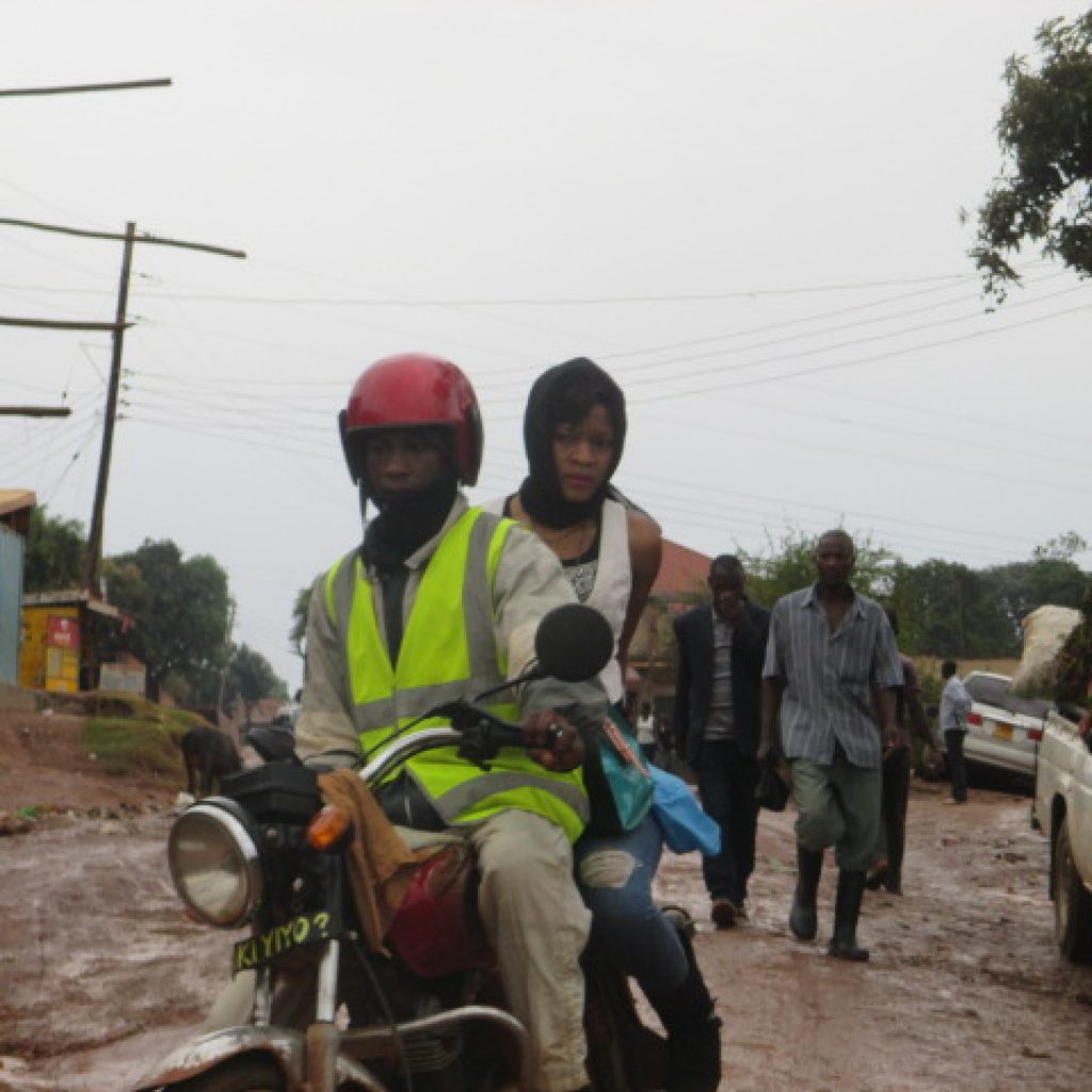 patricia campos caminar como medio transporte uganda moto2