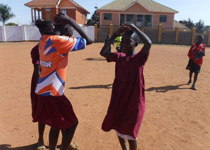 ninas de uganda bailando patricia campos ablacion mutili mis ninas baile