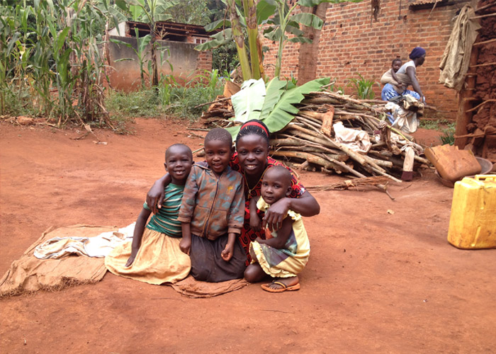 madre con sus tres hijos en uganda patricia campos ablacion mutili mis ninas familia