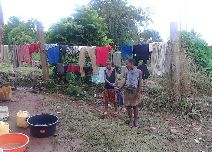 ninas tendiendo en uganda patricia campos ablacion mutila ninas uganda