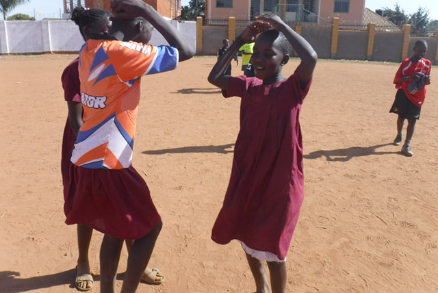 ninas uganda bailando patricia campos mujeres ciudadanos de segunda jovenes futbol