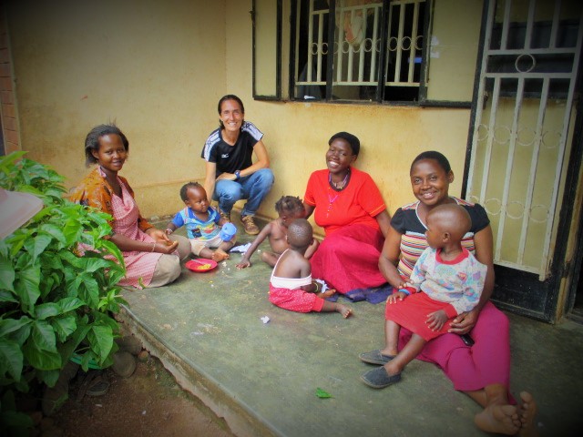 patricia campos junto a un grupo de madres y sus hijos patricia campos ser madre en uganda familias