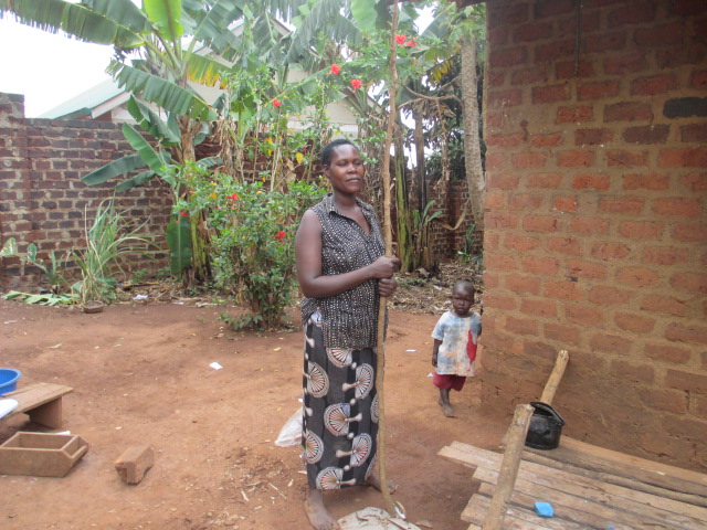 mujer trabajando en labores hogar patricia campos ser madre en uganda labores